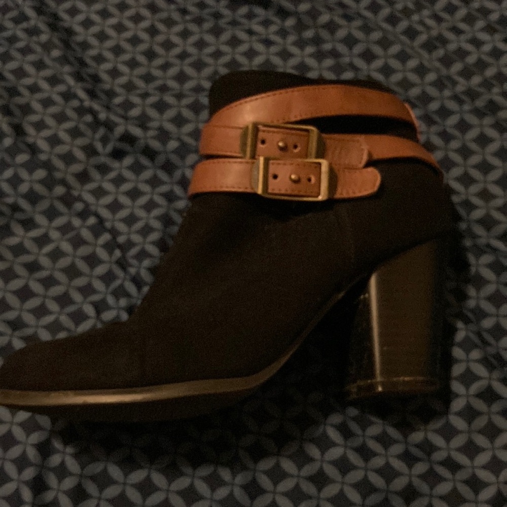 Black ankle heels with brown band